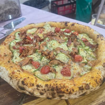 Pizza de abobrinha com bacon, tomate cereja e parmesão