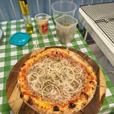 Pizza de atum com cebola fatiada