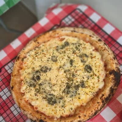 Pizza de cinco queijos com gorgonzola derretido