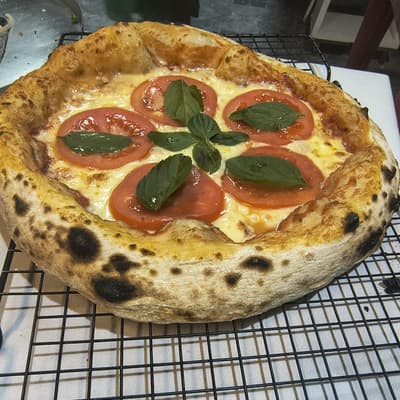 Marguerita com borda alta, dourada e marcada pelo forno
