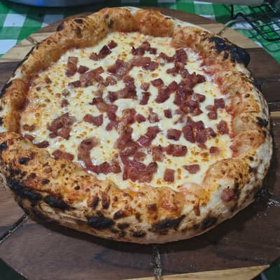 Pizza de mussarela com bacon em cubos
