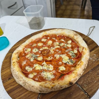 Pizza de peperoni com gorgonzola